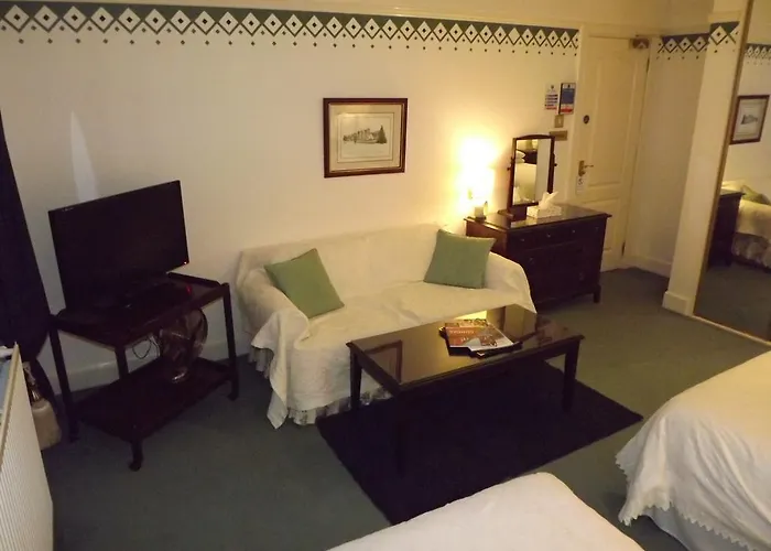 Edinburgh Hotels near Dundee Airport (DND)